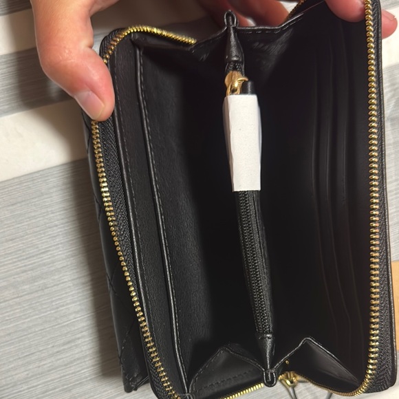 Steve Madden Black Quilted Wallet with Gold Logo - Picture 7 of 8